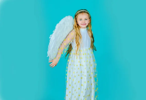 Feliz angelito. Niño ángel. Linda niña posando con alas de ángel. Ángel niño con unas hermosas alas. Tarjeta de San Valentín . — Foto de Stock