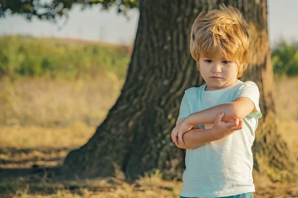 感情的な子供だ自然の中で屋外の子供。感情的な子供は屋外に歩いてください。可愛い子ね. — ストック写真