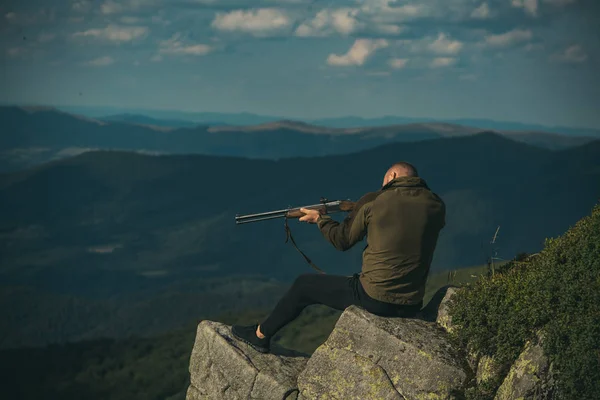 Corso di formazione Hunter. A caccia in Russia. Luoghi naturali per la caccia. Stagione di caccia autunnale. Periodo di caccia stagione estiva . — Foto Stock