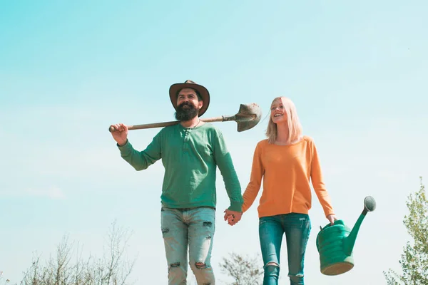 Paar Bauern zu Fuß in landwirtschaftlichen Feld. — Stockfoto