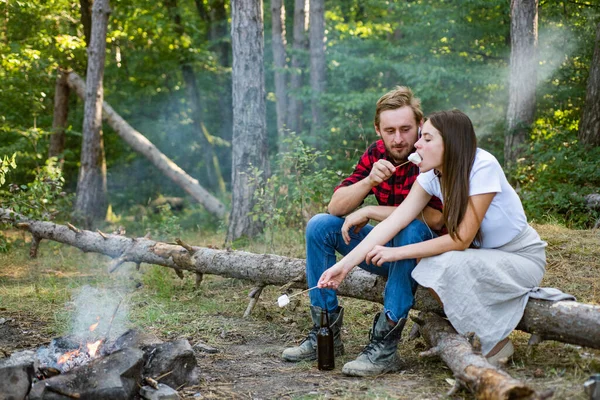 Unga par som älskar att campa. Par kär att ha vandring picknick natur bakgrund. Företagsvänner picknick eller grill nära brasan. Par camping koncept. — Stockfoto