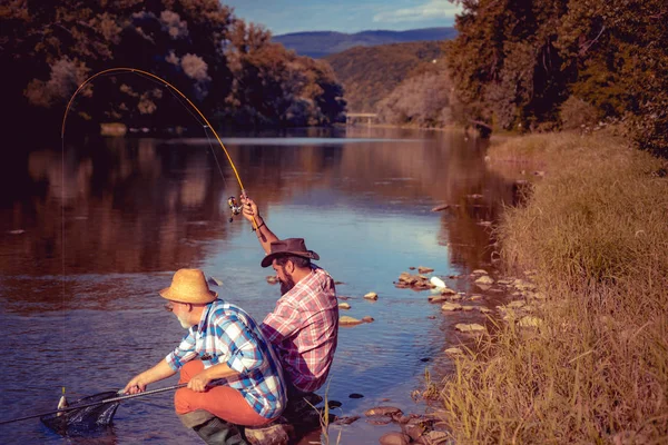 Portrait de joyeux deux hommes pêchant. Pêche à la mouche. Un week-end parfait. Partie pêcher. Le week-end. Pêcheur avec canne. Unis à la nature. Sur le lac . — Photo