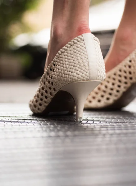 白い女性の靴。接近中だベージュの女性のハイヒールの靴のペア。女性の足. — ストック写真