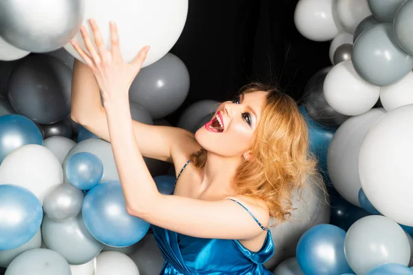 Retrato de novia encantadora teniendo globos de aire. Chica con globo de colores. Acercamiento señora sostener en la mano globo blanco. Sorpresa de vacaciones. Mujer de azul . — Foto de Stock