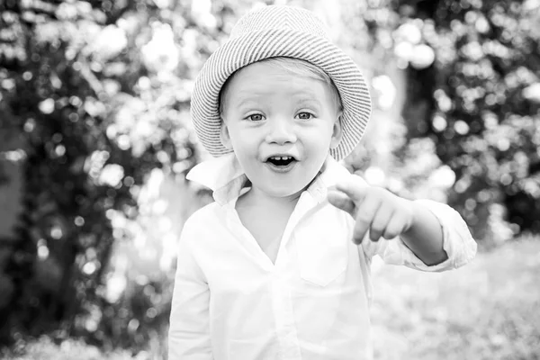 Dziecko ma letnią radość. Dziecko bawi się na dworze. szczęśliwy chłopiec stojący w trawie w słoneczny letni dzień. — Zdjęcie stockowe