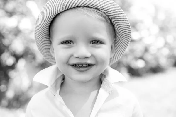 Retrato de menino sorridente feliz no fundo da natureza. Só estou a pensar na diversão. . — Fotografia de Stock