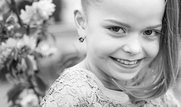 긴 머리를 하고 있는 행복 한 소녀는 귀엽게 생겼다. 스프링 타임. 어린 시절. 홀리데이가 재밌군. 귀여운 자녀는 화창 한 옥외에서 재미있는 시간을 보낸다. 행복 한 하루되 세요. — 스톡 사진