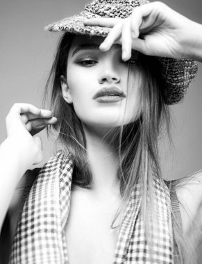 Güzelliğini daha da güzelleştiriyor. Uzun saçlı, güzel görünümlü, moda şapkası takan güzel bir kadın. Vogue modelinin güzellik ve moda görünüşü. Ne kadar güzel.