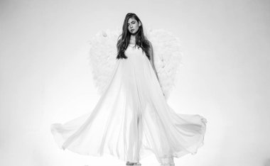 Bir melek gibi romantik genç güzellik. Sevgililer Günü sembolü. Uzun beyaz kanatlar. Sevgililer günü ve kostüm kavramı.