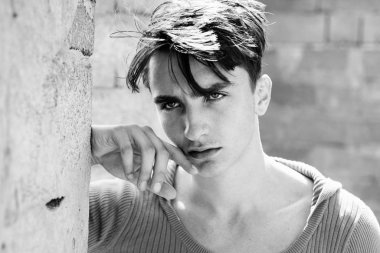 Ciddi bir adam kameraya bakıyor. Kendine güvenen ve yakışıklı bir adam..