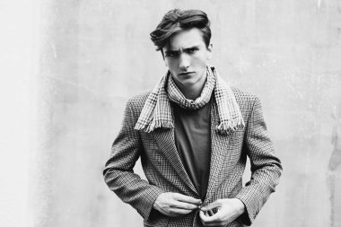 Kendine güvenen yakışıklı iş adamı portresi. Profesyonel model ve profesyonel fotoğraf çekimi..