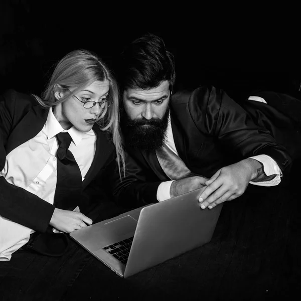 Dois parceiros de negócios trabalhando com laptop juntos. O homem profissional e a mulher economista pesquisam informações no computador portátil. Empresário no local de trabalho . — Fotografia de Stock