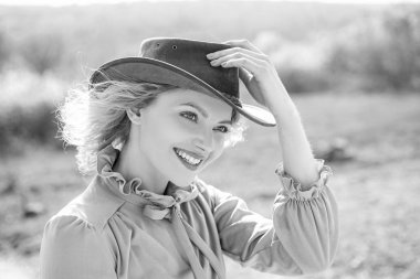 Bahçede çalışırken anne portresi. Kırsal kesime bakan mutlu genç bir kadının portresi..