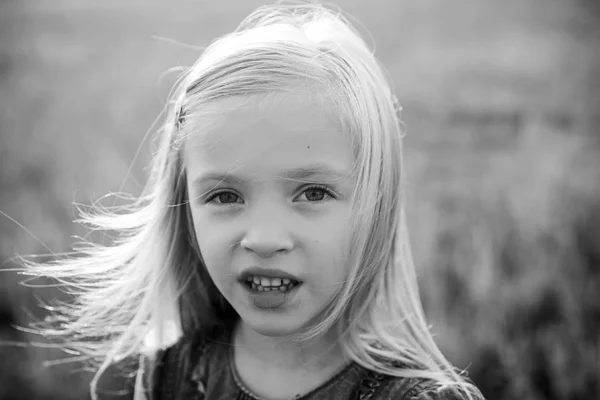 Emotioneel kind. Klein meisje geniet van het leven en de natuur. Grappig kind. Fijne dag. Geniet van het moment. Gelukkige jongen die lacht en plezier heeft. Kopieerruimte. — Stockfoto