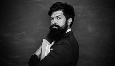 Öğretmenler zorluklar ve ilham. Öğretmenler günü - bilgi ve eğitim okulu kavramı. Dünya Öğretmenler Günü. Erkek Üniversite Öğrencisinin Kapalı Portresi.