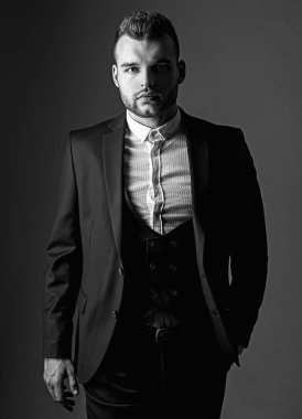 smokin adam. Modern insan takım elbise moda. Klasik takım elbiseli adam. İş kendine güvenen. Yakışıklı ciddi erkek modelportresi. Hırs ve bireysellik, başarı. İş adamı çalışıyor. resmi toplantı