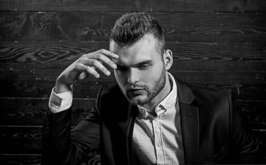Yakışıklı ciddi erkek modelportresi. Hırs ve bireysellik, başarılı. İşadamı iş yerinde.