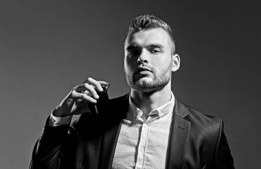 Parfüm lüzfünü. Bir şişe parfümeri tutan adam. Mans parfüm konsepti. Erkekparfüm.