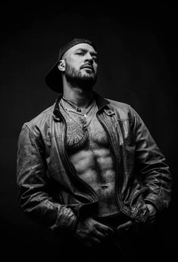 Yakışıklı bir adamın moda tarzı portresi. Yakışıklı erkek..