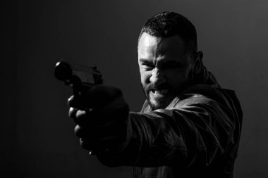 Katil ya da katil kavramı. Kafa avı. Yakışıklı bir mafya katili birini vuracak. Onu bitir. Hepsini öldür. Son atış. Silah atışına konsantre ol. İntikam lazım. Yakın silah namlusu