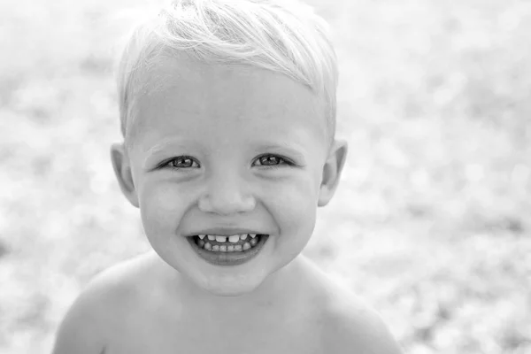 Retrato de niño sonriente feliz en el fondo de la naturaleza. Día internacional de los niños . —  Fotos de Stock