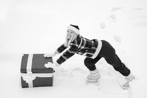 Kış tatili Kış eğlencesi aktiviteleri. Büyük hediye kutusuyla servis yapan kadınlar. Noel Baba kadının elinde metin için fotokopi yeri olan büyük bir hediye kutusu var.. — Stok fotoğraf