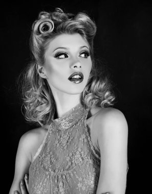 Kıvırcık saçlı güzel bir kız. Kırmızı dudaklı kadın. Parlak makyajlı zarif bir kadın model. Satışlar. Mutlu kadın. Eski moda. Siyah renk arkaplanı üzerinde izole edilmiş.