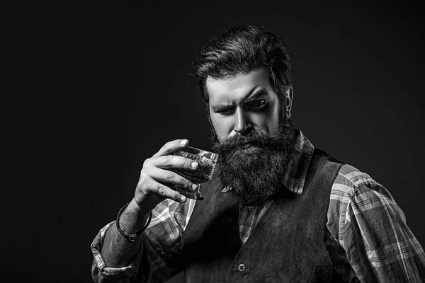 Barmen bir bardak viski tutuyor. Erkek ya da iş adamı siyah arka planda viski içer. Degukasyon ve tatma. — Stok fotoğraf