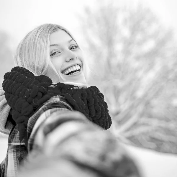 Retrato de uma mulher feliz no inverno. Menina alegre ao ar livre. Mulher bonita no inverno. Temporada de inverno. Tempo de Inverno . — Fotografia de Stock