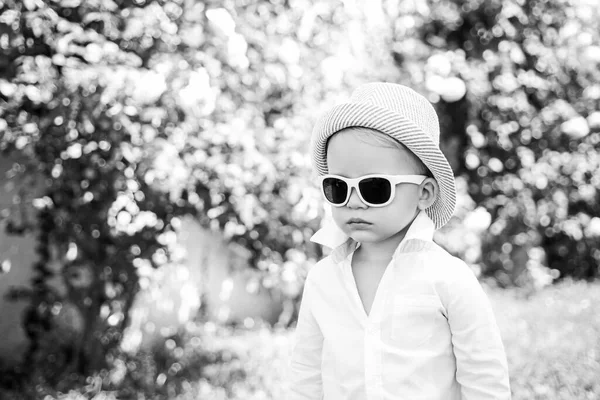 Förtjusande barn som har roligt. Ett sorglöst barn. Lycklig liten pojke. Söt liten pojke i solglasögon i solig dag. — Stockfoto