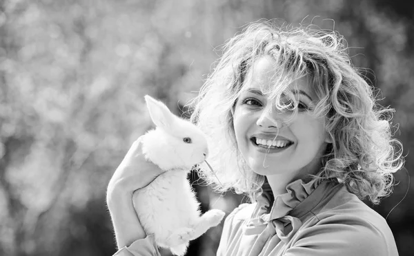 Zabawny królik wielkanocny. Piękna młoda kobieta z króliczkiem na farmie. Portret młodej kobiety pozującej z królikiem. — Zdjęcie stockowe