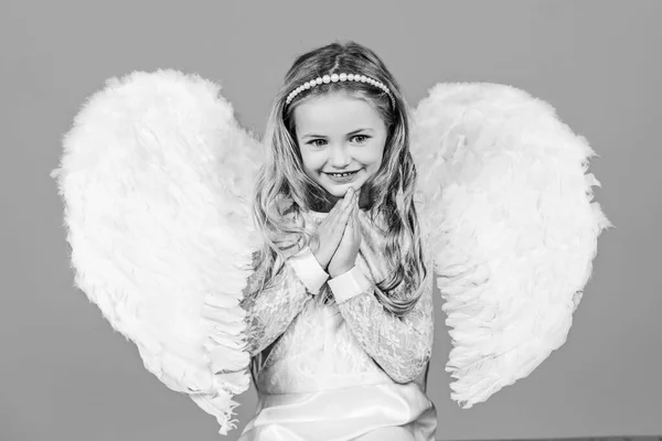 Valentýn. Angel. Rozpustilá malá andílková holčička stojí se zaťatými pěstmi. Andělé ti drželi palce.. — Stock fotografie