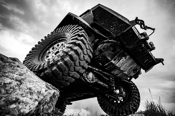 Off road car on mountain road. Car tire. Tire for offroad. — Stock Photo, Image