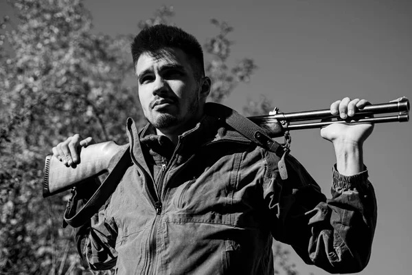 Temporada de caça fechada e aberta. Homem com espingarda. Poacher with Rifle Spotting Some Deers (em inglês). Caça ilegal caçador furtivo na floresta . — Fotografia de Stock