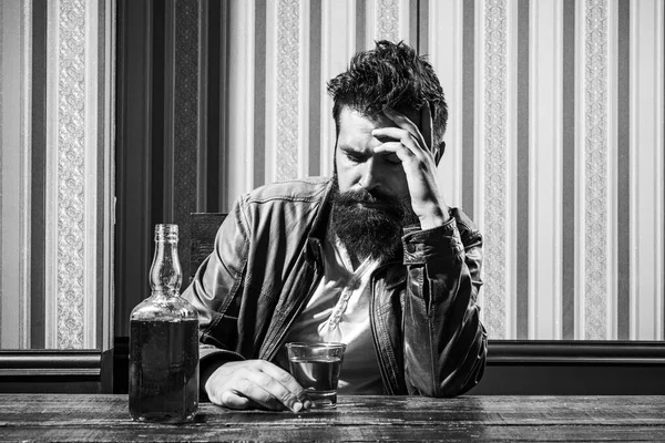 Alkoholismus. Suchtkrise. Alkoholsucht und Menschen, die nachts Cognac trinken. Depressiver Mann in Bar mit einer Flasche Alkohol. Schluss mit der Sucht. Krisenkonzept Mensch. — Stockfoto