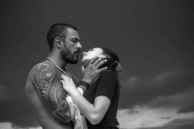 Genç romantik çift öpüşüyor ve birlikte vakit geçiriyorlar. Baskın adam. Seksi çift aşk oyunlarında oynar.