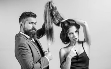 Sakal şekillendirme ve kesti. Kuaför Dükkanı mükemmel bakmak saç kesimi yapma. Jilet gibi keskin. Berber Dükkanı araçları ile kopya alanı gri arka plan üzerinde.