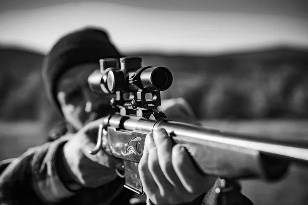 Chasseur avec fusil puissant avec des animaux de repérage de portée. Chasseur avec fusil de chasse en chasse. Chasseur pendant la saison de chasse d'automne . — Photo