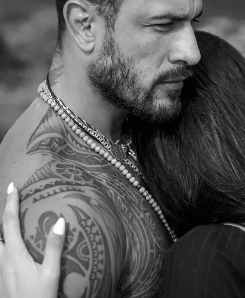 Sexy a fit žena a objímající pohledného muže s tetováním. Vášeň a smyslný dotek. Mladý zamilovaný pár se objímá. Romantika a láska. — Stock fotografie