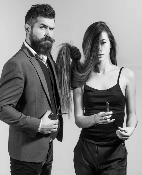 Парикмахерские инструменты на сером фоне. Бородатый мужчина и женщина с длинными волосами. Дизайн парикмахерской. Винтажная парикмахерская. Бритва острая. Парикмахерская. Парикмахерские ножницы . — стоковое фото