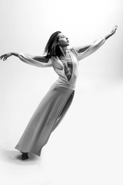 Zarif genç dans kadınları. Beyaz elbiseli güzel kadın.