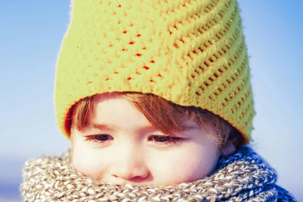 Atividades ao ar livre lazer com crianças no inverno. Criança durante um passeio em um parque de inverno nevado. Menino a andar na neve. Criança em roupas de inverno brincando com neve . — Fotografia de Stock