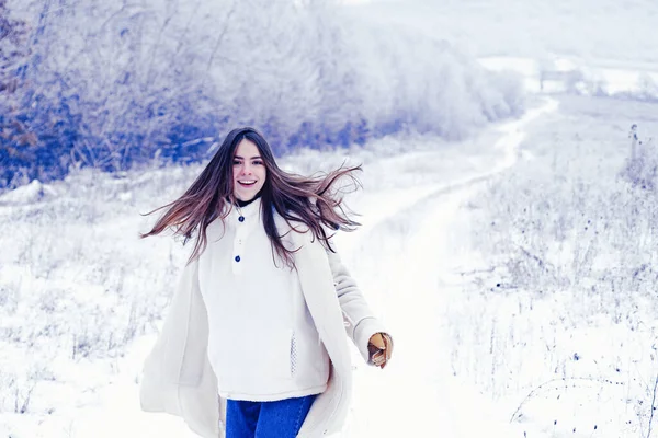 Froher Winter. Spiel mit Schnee und Spaß im Winterpark. Aktivität lächelndes Mädchen im Winter reisen. Spaß haben im Winterurlaub. Wetter und Schnee genießen. — Stockfoto
