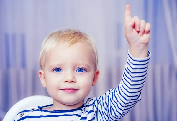 我有绝妙的主意。男孩可爱的幼儿蓝眼睛指向食指。创意理念。出色的解决方案。符号思想。年轻一代的看法。可爱的孩子想出主意 — 图库照片