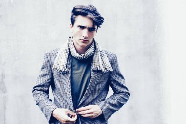 Kendine güvenen yakışıklı iş adamı portresi. Profesyonel model ve profesyonel fotoğraf çekimi..