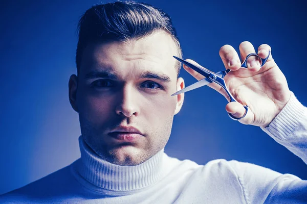 Friseur Hochglanzfrisur halten Stahlschere. Erstellen Sie Ihren Stil. Macho selbstbewusster Friseur mit geschnittenen Haaren. Friseurdienstleistungskonzept. Professionelle Friseurausrüstung. Haare schneiden. Mann hält Schere fest im Gesicht — Stockfoto