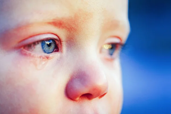 하늘색 눈으로 울어 대는 아기. 울고 있는 어린 소년. 눈 한 방울어린 꼬마의 눈물 한 방울. 감정적 인 아기가 엄마를 그리워해. 어린 시절의 개념. — 스톡 사진