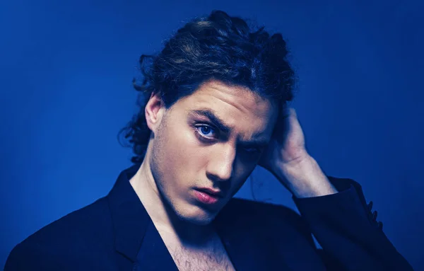 Retrato de un joven serio. Retrato de niño confiado con el pelo largo. Deportivo guapo fuerte deportivo perfecto seductor confiado hombre sin camisa. Aislado sobre fondo negro . — Foto de Stock