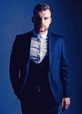 smokin adam. Modern insan takım elbise moda. Klasik takım elbiseli adam. İş kendine güvenen. Yakışıklı ciddi erkek modelportresi. Hırs ve bireysellik, başarı. İş adamı çalışıyor. resmi toplantı