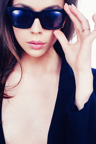 Vacker modell poserar med glasögon. Sensuell modell tjej med slät hud och makeup. Skönhetstrender. Kvinnligt mode modell poserar med solglasögon. — Stockfoto